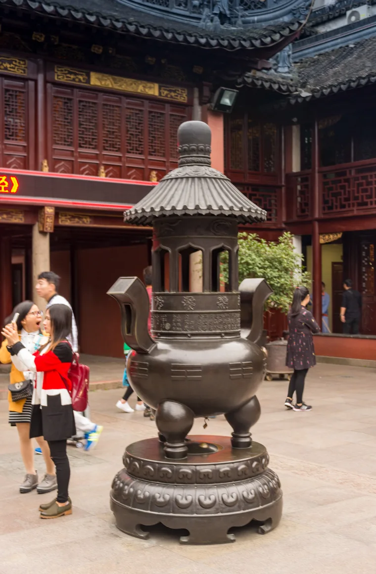上海城隍庙院落中的香炉与建筑