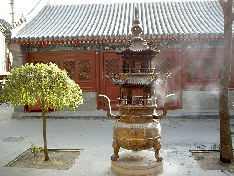 北京白云观院落中的香炉与建筑