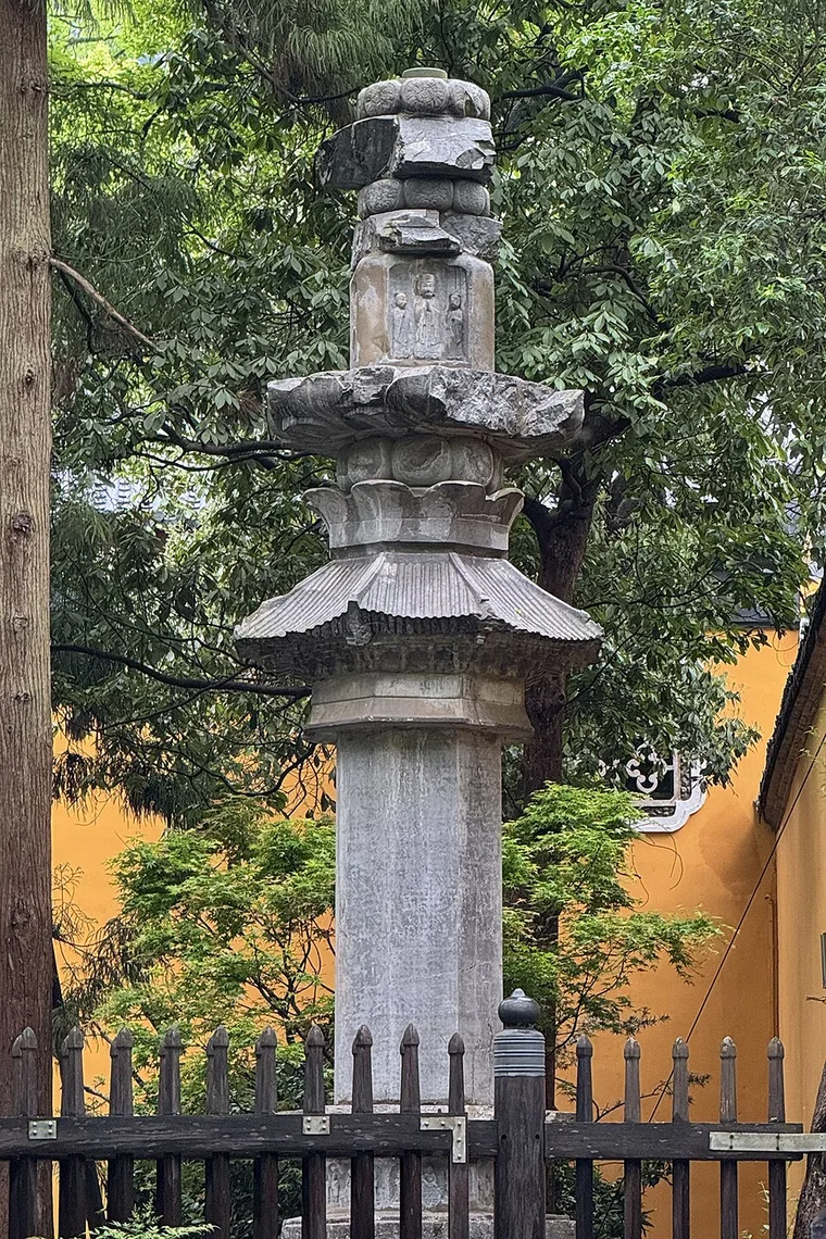 灵隐寺林木间的石经幢