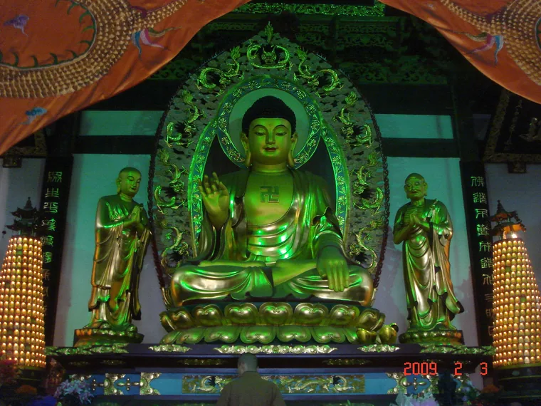 灵顺寺2009年的殿内造像旧影