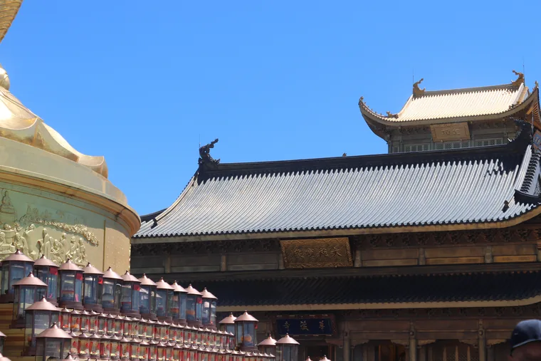 华藏寺前殿与后方金殿屋顶