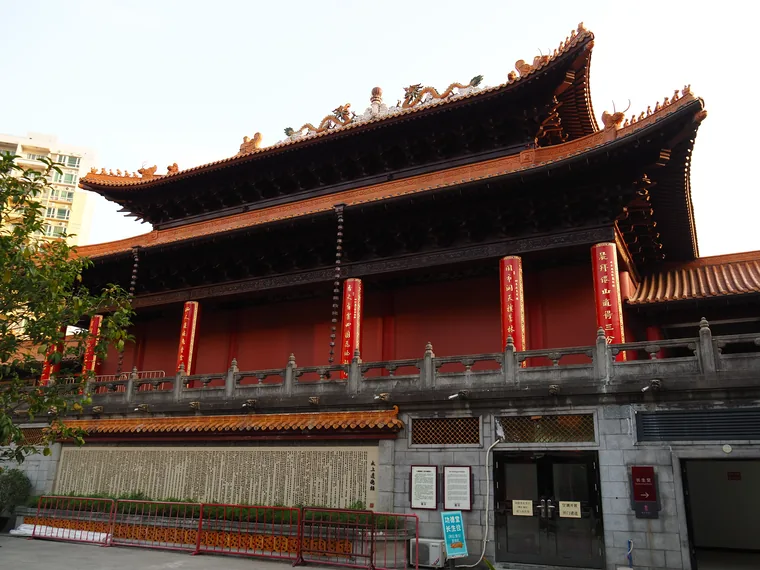 广州芳村黄大仙祠的楼阁与石栏