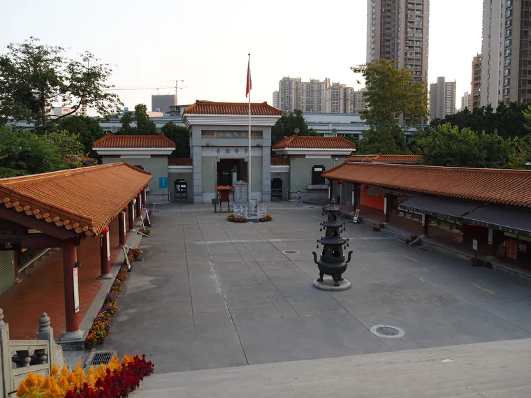 广州黄大仙祠的院落与前门内侧