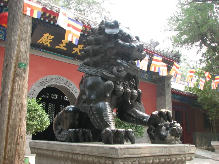 法源寺天王殿前的狮子造型与院落
