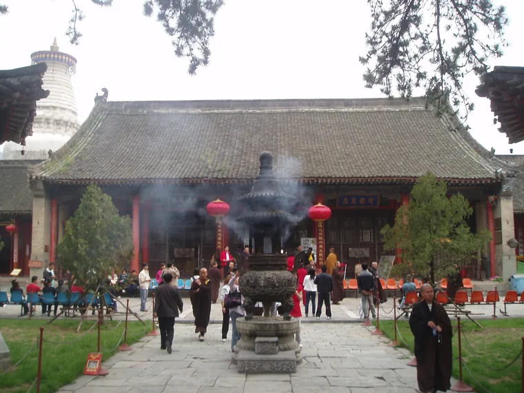 显通寺大雄宝殿前的院落