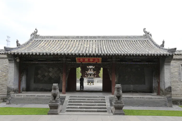 大同上华严寺的旧山门与院落