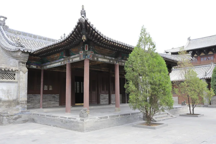 华严寺院内的过殿与屋檐