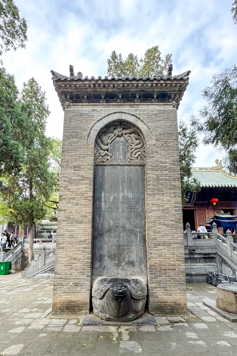 少林寺古碑与殿前台阶(2024年摄)