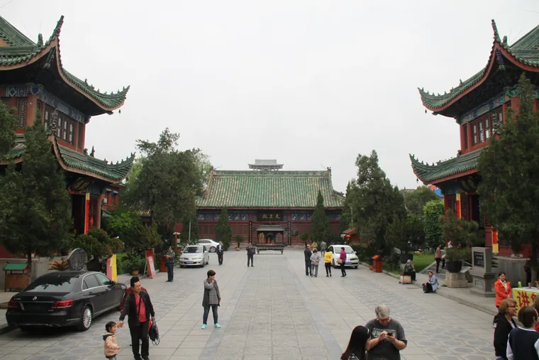 开封大相国寺天王殿前的院落