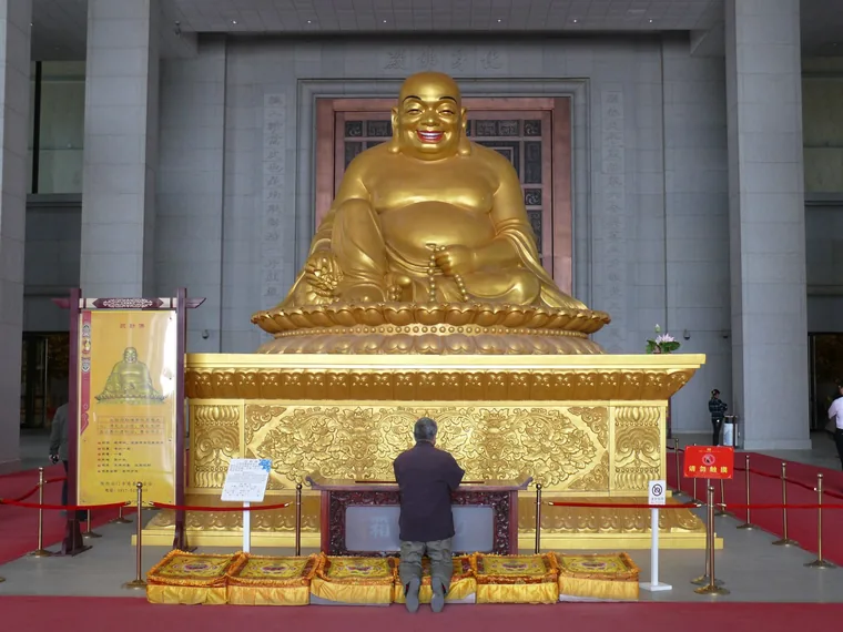 法门寺的布袋弥勒造像 · © Peter Potrowl