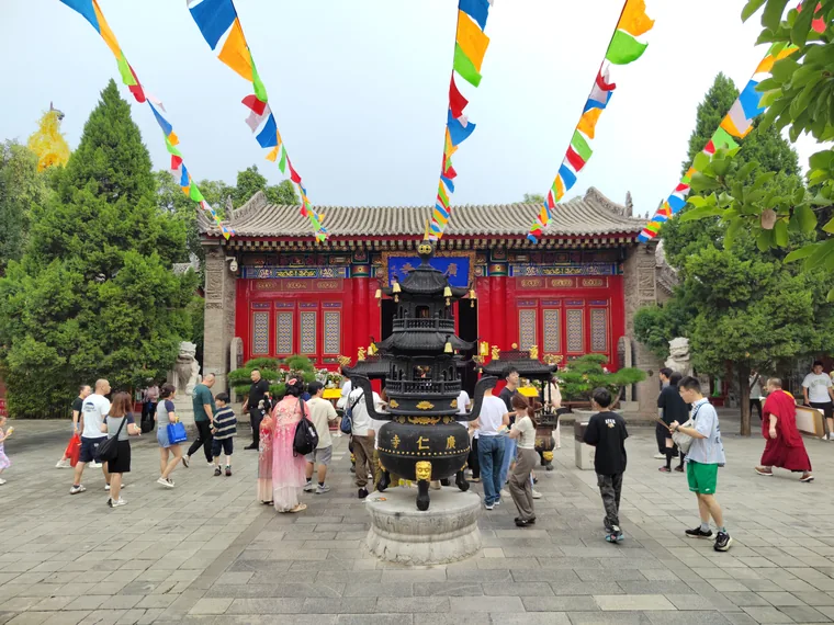 西安广仁寺的殿前院落与香炉