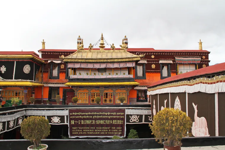 拉萨大昭寺正面与八廓街区环境(2010年摄)
