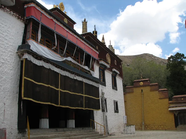 色拉寺前部建筑与山岩环境