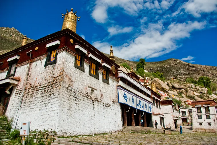 色拉寺依山展开的白墙与红檐建筑