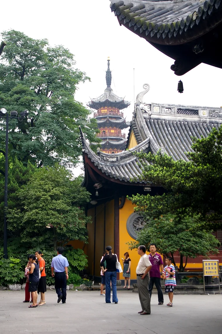 龙华寺黄墙院落与远处龙华塔