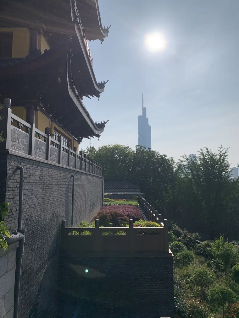 鸡鸣寺的建筑、庭院与远处城市天际线