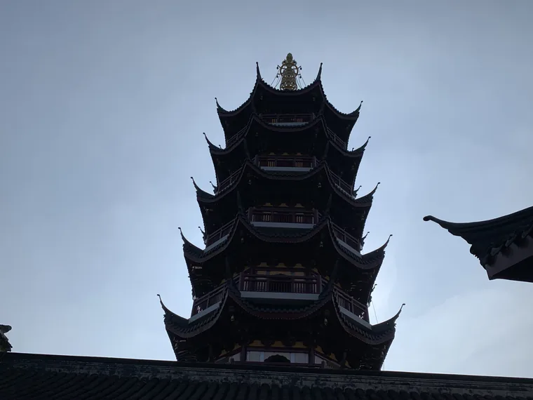鸡鸣寺药师佛塔的仰视细部