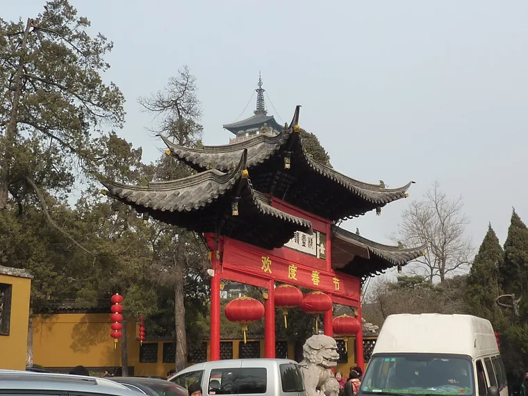 扬州大明寺牌坊与远处栖灵塔