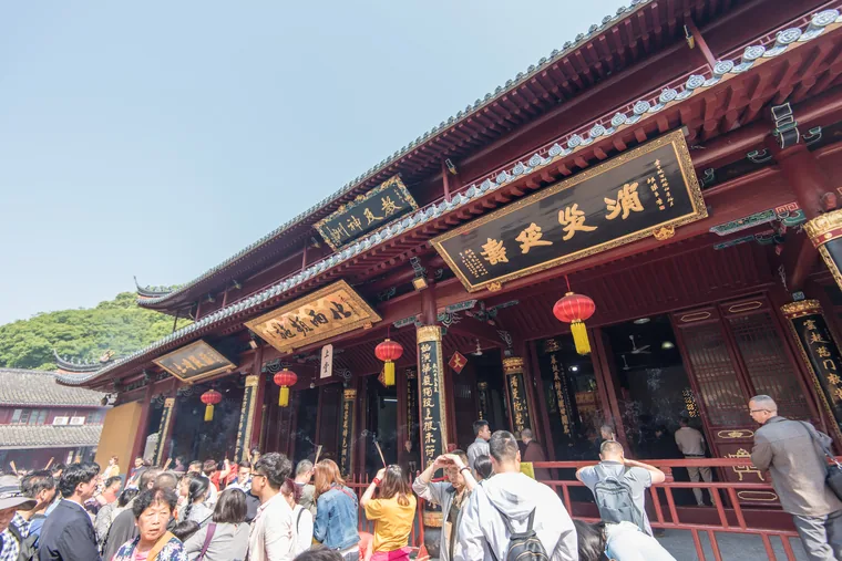 普济禅寺大圆通殿前(2019年摄)