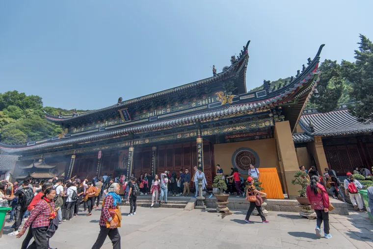 普陀山法雨寺天王殿的殿前实景