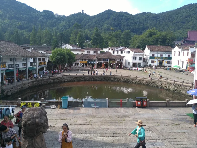 化城寺前月牙形池塘与九华街院落