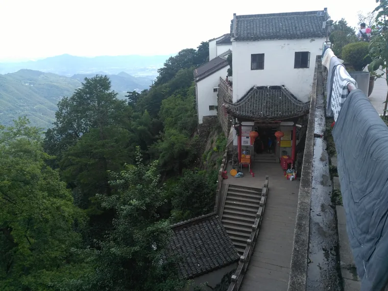 百岁宫依山设置的建筑、石阶与远景