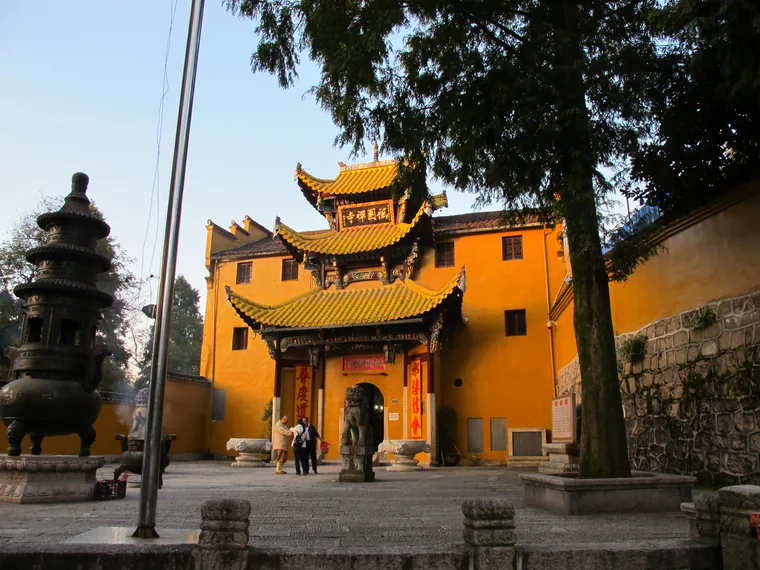 九华山祇园禅寺山门与黄墙