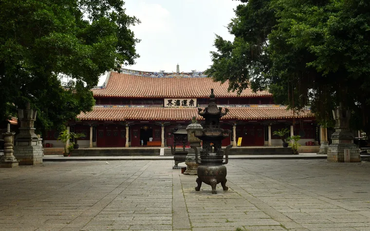泉州开元寺大雄宝殿前的院落与香炉