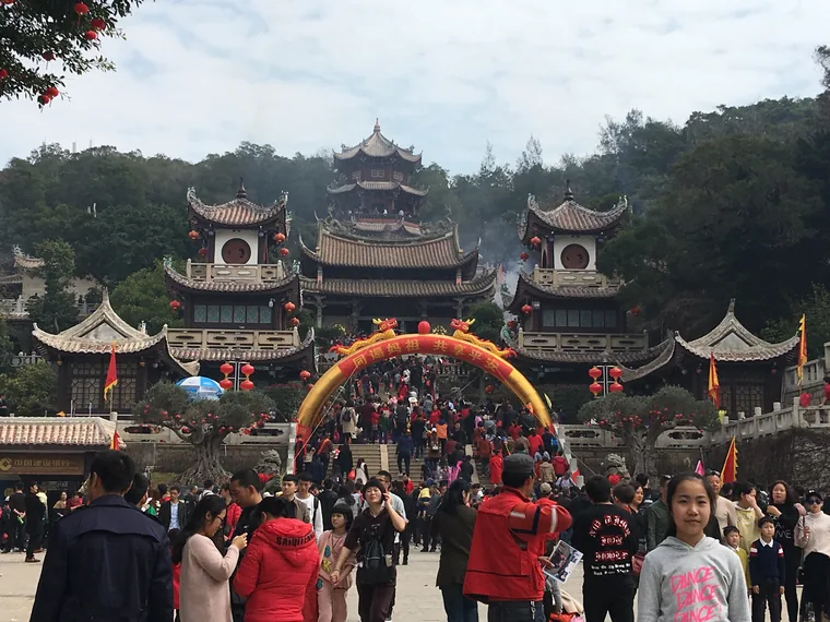 湄洲妈祖祖庙新春祈年时的中轴建筑与台阶