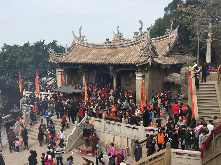 湄洲妈祖祖庙旧殿与拍摄时的祈年场景