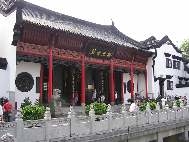 武汉归元寺的门楼、红柱与石栏