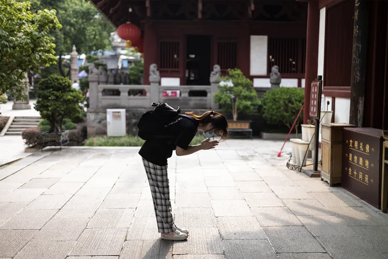广州光孝寺院落中的礼敬场景