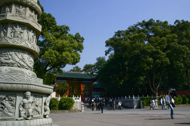 南华禅寺的石雕与殿前院落