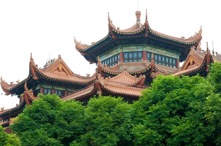 昭觉寺树木间的楼阁屋顶