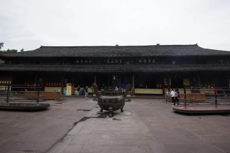 峨眉山报国寺的殿前院落与香炉