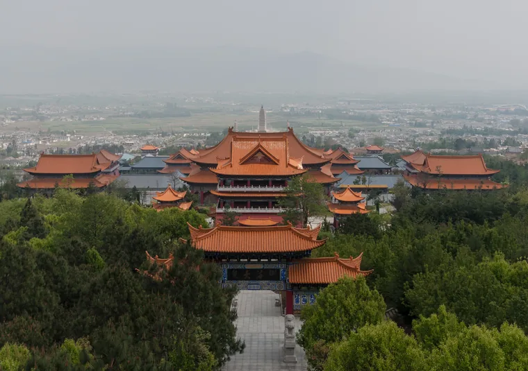 从崇圣寺眺望寺院轴线与三塔远景