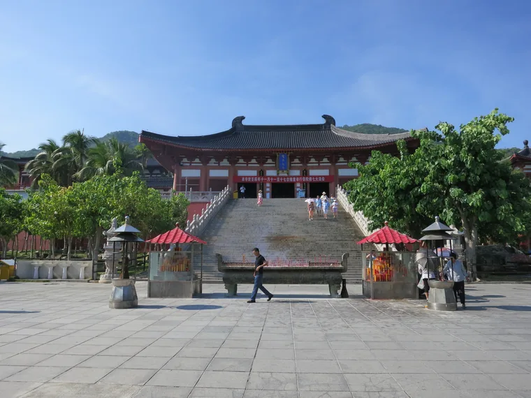 三亚南山寺仁王殿前的石阶与院落